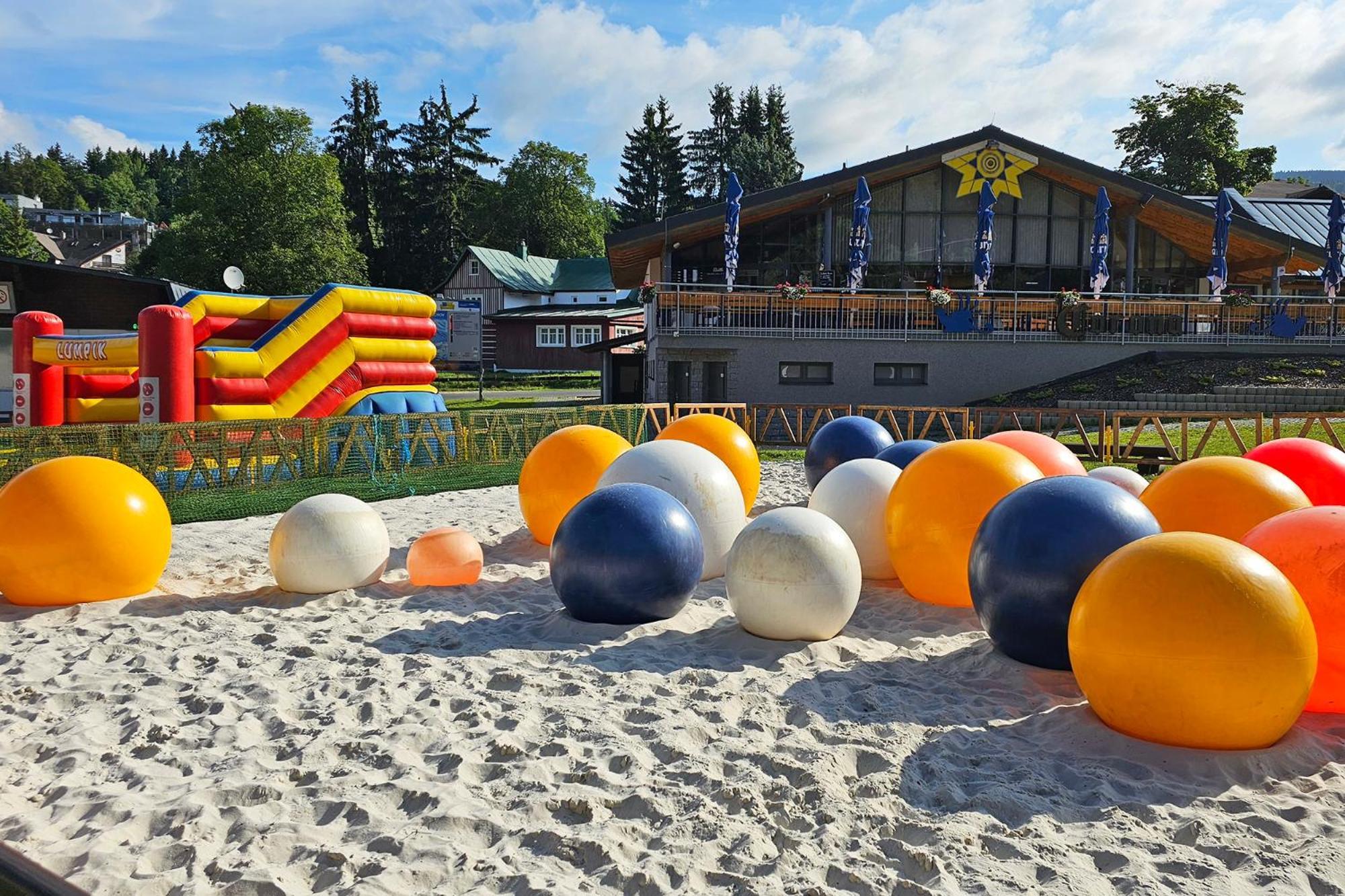 Enjoyharrachov - Atraktivni Slunny Klimatizovany Apartman 14 V Centru Harrachova Se Saunou, Parkovanim, Wifi-Wlan, Sat, Herni Konzoli, Pc S Win 10, Netflix Zdarma A Moznosti Dobijeni Auta S Jedinecnym Vyhledem Na Certovu Horu Se Skokanskymi Mustky Zewnętrze zdjęcie